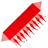 Chemin de table rouge et blanc en forme de chapeau d'elfe avec guirlandes rayées et clochettes pour la décoration de fêtes de Noël, de buffets et de présentoirs de vente au détail