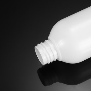 Bouteille ronde blanche de 250 ml avec bouchon à vis et capuchon à clapet pour toner cosmétique, en matériau PET - Product Image 2