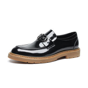 Elegantes mocasines de cuero pulido a mano para hombre - zapatos formales clásicos de color marrón con detalles de cadena metálica negra para un look informal. - Product Image 5