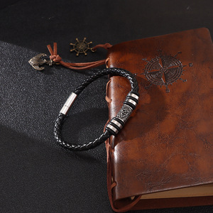 Moda nórdica vikingo serie joyería tejido cuero Vintage exquisita pulsera de cuero negro <span class=keywords><strong>para</strong></span> <span class=keywords><strong>hombres</strong></span> mujeres regalos de fiesta - Product Image 3