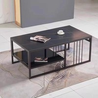 Zone de réception de bureau, table basse et canapé modernes combinés, avec cadre en métal et plateau en marbre, design durable