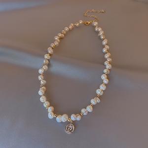 Collier de perles d'eau douce naturelles pour femme, modèle 2025, design discret, forme ondulée irrégulière, expérience sensorielle de luxe - Product Image 1