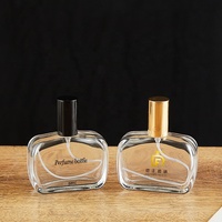 Vente en gros 50ml 1.67oz Bouteille de parfum vide transparente Bouteille d'atomiseur de parfum en verre plat avec bouchon noir argenté doré