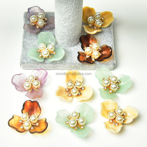 Apliques de plástico para vestido de <span class=keywords><strong>novia</strong></span>, accesorios de joyería, tres hojas, concha de imitación, Perla de gelatina, flor, botón de diamantes de imitación - Product Image 2