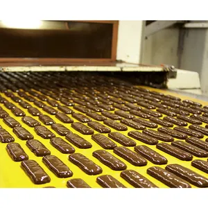 Fiocchi automatici pieni di cioccolato macchina fiocchi di cioccolato macchina fragola cioccolato sandwich formando linea di produzione