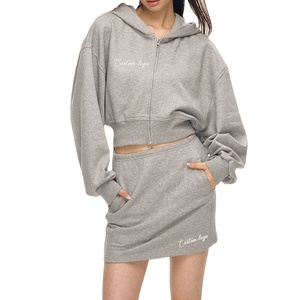 Conjunto de falda de 2 piezas personalizado OEM para mujer, chaqueta con capucha y cremallera con bordado de tela adherida, minifalda de entrenamiento, chándal gris - Product Image 1