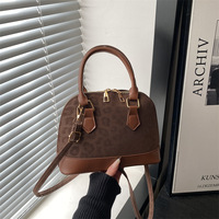 Sac bandoulière vintage tendance noir uni texturé à porter sous le bras