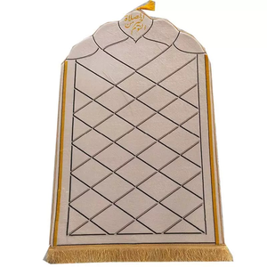 Vente en gros de tapis de prière <span class=keywords><strong>pour</strong></span> culte musulman <span class=keywords><strong>La</strong></span> <span class=keywords><strong>Mecque</strong></span> Hajj épaissi en flanelle à franges rembourré antidérapant <span class=keywords><strong>pour</strong></span> adultes Fourniture directe d'usine - Product Image 3