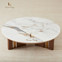 Table basse de luxe haut de gamme avec plateau en marbre, pieds en bois de noyer et accents métalliques dorés, mobilier contemporain pour salon