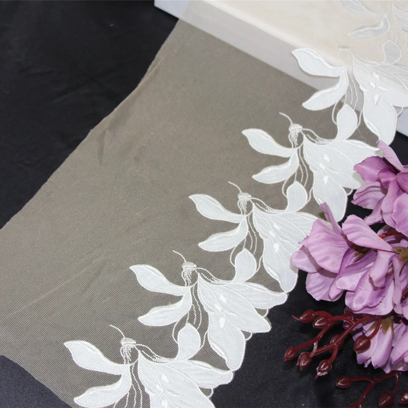 आकर्षक 20CM चौड़ाई सफेद Tulle फैंसी फूल फीता महिलाओं के कपड़े के लिए पिपली कढ़ाई फीता ट्रिम