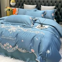 Ensemble de couette de luxe haut de gamme moderne avec quatre pièces en coton 100% comprenant des draps et une housse de couette. Ensemble de literie 100TC Thread Count