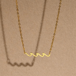 Collier minimaliste personnalisé pour femme en acier inoxydable plaqué or 18 carats avec chaîne à maillons et pendentif vague pour anniversaire - Product Image 4