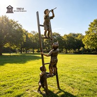 Sculpture d'enfants grimpant en bronze TREVI, statue d'enfants en métal coulé antique personnalisée pour la décoration des parcs et des aires de jeux urbaines