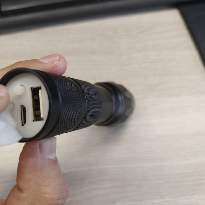 ชาร์จใหม่ได้ + เอาต์พุต USB