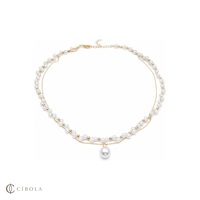 Collier en perles d'imitation à plusieurs rangs superposés