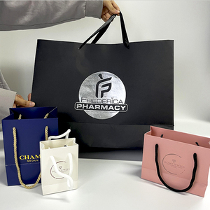 Livraison rapide sacs <span class=keywords><strong>en</strong></span> <span class=keywords><strong>papier</strong></span> noir, Logo personnalisé, feuille d'or imprimée, emballage bon marché, <span class=keywords><strong>sac</strong></span> <span class=keywords><strong>en</strong></span> <span class=keywords><strong>papier</strong></span> d'<span class=keywords><strong>achat</strong></span> avec poignées - Product Image 2