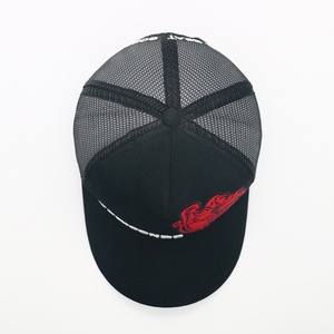 Fabricante de Gorras BSCI, Gorra Trucker Negra Personalizada de 5 Paneles de Algodón y Poliéster con Logotipo Bordado, Gorra Trucker OEM de Alta Calidad - Product Image 4