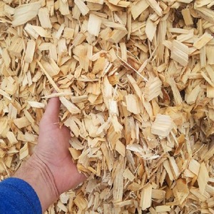 Astillas de madera blanda Premium ET BUSINESS LTD, tamaño uniforme, baja humedad, 2% de contenido de ceniza, origen oeste africano, para pulpa, jardinería y animales. - Product Image 1
