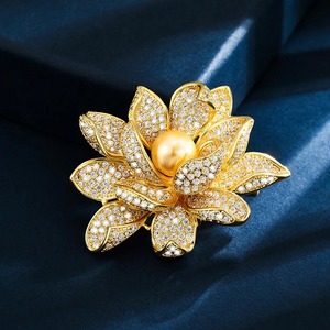 Spille eleganti da donna con fiori di perle di cristallo e loto con spille di lusso da donna - Product Image 1