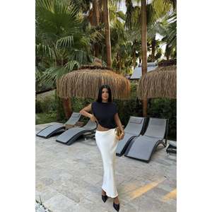 Blusa sin Mangas Negra Arelia para Mujer con Elegante Detalle de Lazo - Product Image 2