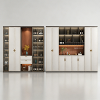 Meuble bar à vin de luxe autoportant avec portes vitrées, étagères éclairées et grand rangement pour spiritueux