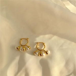 Nouveau design simple Français vintage style élégant incrusté perle <span class=keywords><strong>blanche</strong></span> plaqué or boucles d'oreilles pour les femmes - Product Image 4