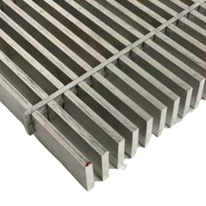 Grille de vidange de tranchée en acier au carbone pour l'extérieur, 7W4, barre de roulement d'espacement de 4 pouces, 3/16 pouces d'épaisseur, grille de barre conforme à l'ADA - Product Image 1