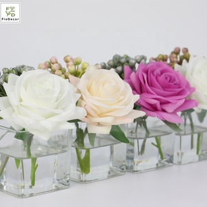 L'alta qualità ha personalizzato la rosa artificiale con la disposizione floreale della bacca con il <span class=keywords><strong>vaso</strong></span> di vetro chiaro quadrato e l'acqua - Product Image 5