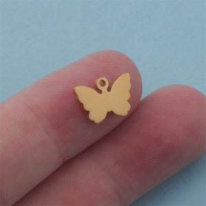 Collier pendentif papillon plaqué or 18 carats pour enfants, breloques personnalisables en acier inoxydable, couleur et taille personnalisables, vente en gros - Product Image 4
