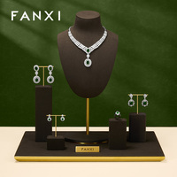 Kit de Présentoirs à Bijoux en Microfibre : Buste pour Colliers, Support pour Boucles d'Oreilles, Bloc pour Bagues, avec Accents Dorés – Idéal pour Boutiques et Vente en Gros