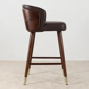 كرسي بار مبطن عالي الجودة بتصميم إسكندنافي كلاسيكي يتميز به إطار خشبي للخارج بدون دعم