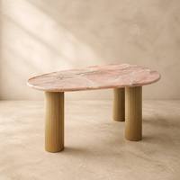 Table à manger moderne en marbre rose naturel, forme ovale, base cannelée dorée, mobilier de luxe en pierre, 6 places, personnalisable pour villa