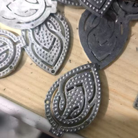 Usine de quincaillerie Étiquette métallique de marque en relief gravée OEM ODM Logo personnalisé Étiquette métallique de vêtement personnalisée en alliage de zinc