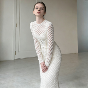 Robes maxi élégantes pour femmes, silhouette sirène ajustée, dentelle à lacets, dentelle à treillis, perles ornées, manches longues, col en cœur - Product Image 2