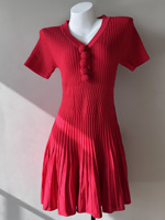 Robe pull mini élégante à col en V en maille côtelée pour femme, avec boutons floraux faits main, manches courtes et coupe évasée trapèze