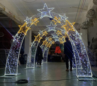 Grande sculpture lumineuse en forme de cœur pour extérieur, utilisée comme décorations commerciales de Noël, arche lumineuse en forme de cœur à traverser