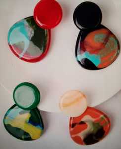 Pendientes de moda de resina de color personalizados de lujo hechos a mano brillantes altamente pulidos de alta calidad para mujeres de la India. - Product Image 6