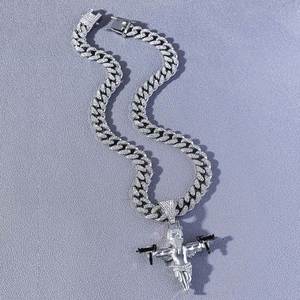 Collar con Colgante Temático de Dos Pistolas de Acordeón, Diseño de Ángel Bandido, Chapado en Oro de 14K, Aleación de Zinc Personalizada, Estilo Bling Completo, Cadena Cubana Bicolor para Fiesta - Product Image 4