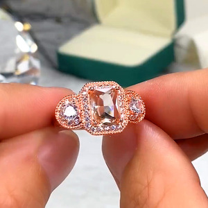 Anello con Cristallo Taglio Principessa in Tono Rosa per Donne, Elegante Accessorio per Ufficio e Feste - Product Image 4