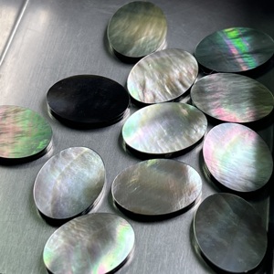 Perles ovales plates doubles en coquille grise en vrac DS Gems Wholesale pour la fabrication de bijoux - Product Image 6