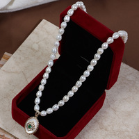 Nouveau Collier Pendentif Minimaliste de Niche en Perle d'Eau Douce Naturelle avec Micro-Incrustation de Pierre Précieuse Verte Motif Alien
