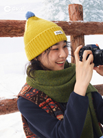 Nouveau bonnet tricoté jaune à pompon pour l'extérieur, chapeau d'hiver chaud avec cache-oreilles pour femme, idéal pour le quotidien et le streetwear
