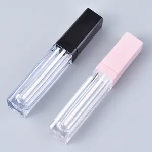 Tubo de brillo de labios rosa transparente cuadrado tapa negra forma larga