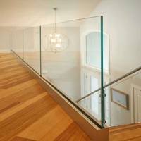 Renovation de bâtiments modernes, sécurité intérieure, garde-corps en verre sans cadre de luxe, main courante en aluminium en forme de U