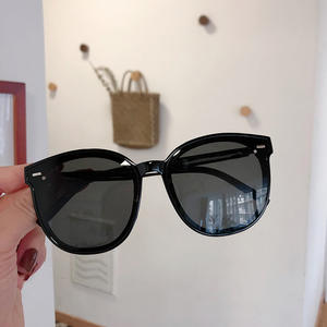 Lunettes de soleil oversize Qianai pour femme, monture noire brillante à paillettes grises, verres en acrylique, protection UV 100%, tendance avec clous - Product Image 4