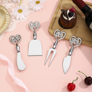Ensemble de couteaux à fromage 4 pièces en acier inoxydable, forme cœur, design rose, outils de service pour le fromage avec boîte cadeau pour les fêtes et les dîners - Product Image 3