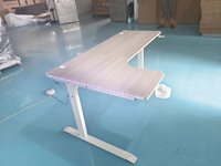 Bureau de jeu futuriste en L avec motif en fibre de carbone et éclairage RVB dynamique pour les joueurs, Moael L-L Factory real shot