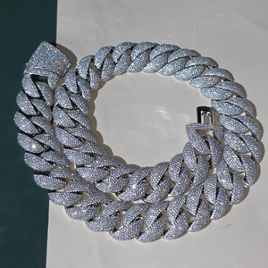 Chaîne cubaine en moissanite diamantée la plus vendue, bijoux de luxe pour collection et accessoires de mode, disponible au prix export. - Product Image 3