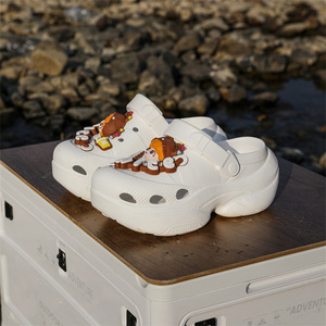 รองเท้าแตะผู้หญิงแบบสวม สปริง/ซัมเมอร์ สำหรับใส่กลางแจ้ง เพิ่มความสูง ปิดนิ้วเท้า ทำจาก EVA กันลื่น พื้นหนา สีเบจ ขาว ชมพู กากี - Product Image 2