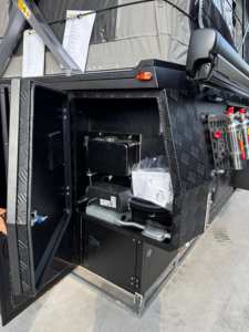 Moderna Caravana Todoterreno 4x4 con Techo Elevable para Camionetas y Autocaravanas, Diseño Ligero Plegable de Aluminio y Acero Inoxidable, para 2-4 Personas - Product Image 5